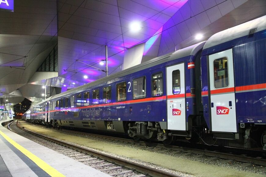 ウィーン中央駅で発車を待つパリ行きナイトジェット（筆者撮影）