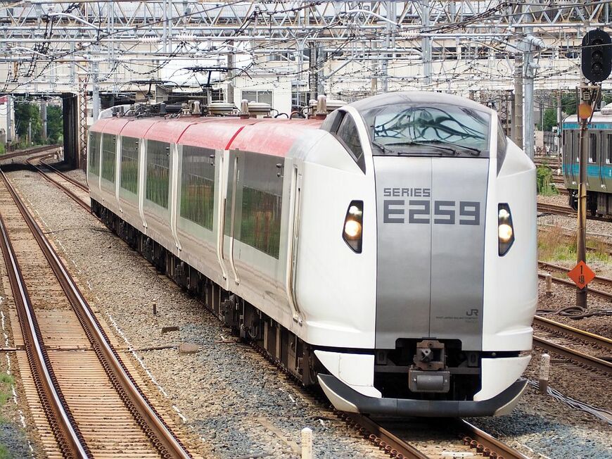 横須賀線を走る特急「成田エクスプレス」の大船行き。工事当日は東京―成田空港間のみの運転となる（記者撮影）