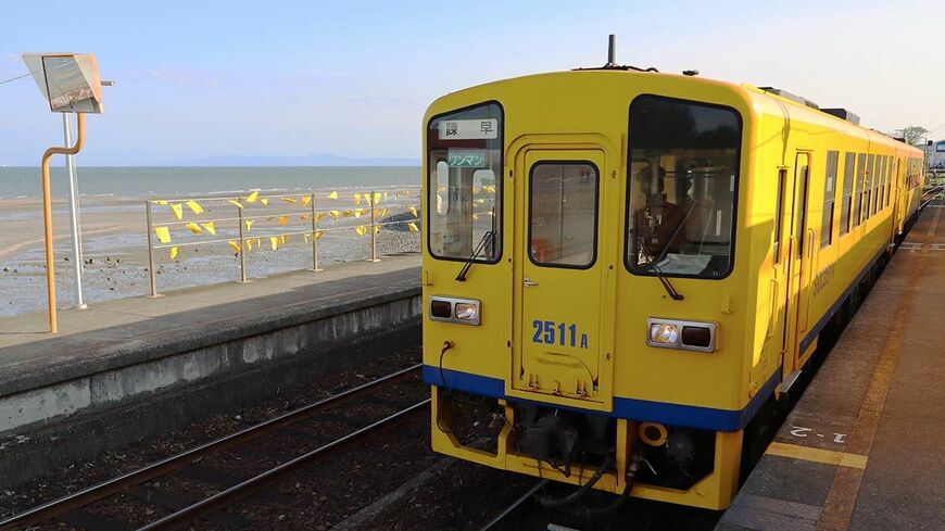 有明海が目の前に広がる島原鉄道の大三東駅（写真：恵 知仁）