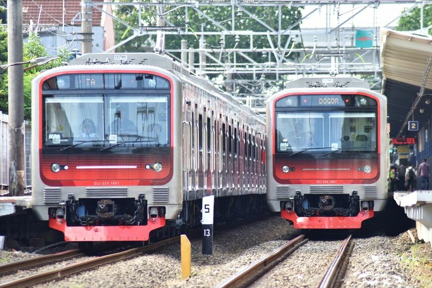 「CLI-225型」は12月16日に2本が同時にデビューし、さっそく途中駅で並ぶ姿が見られた（筆者撮影）