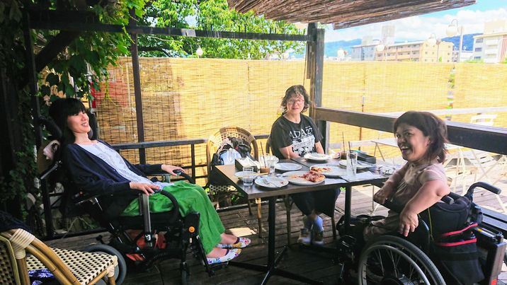 友人とカフェでおしゃべりする岡山さん（左）（写真：本人提供）