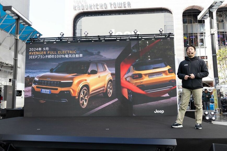 ジープの新型SUV「アベンジャー4xeハイブリッド」とプレス発表会の様子（写真：三木 宏章）