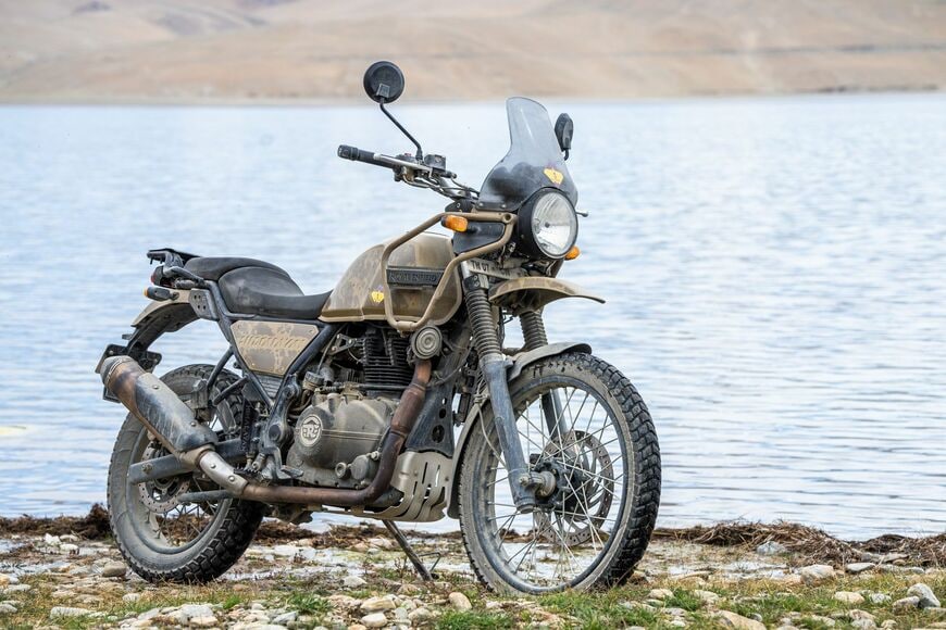 ツォ・モリリの畔に佇むロイヤルエンフィールド・ヒマラヤ