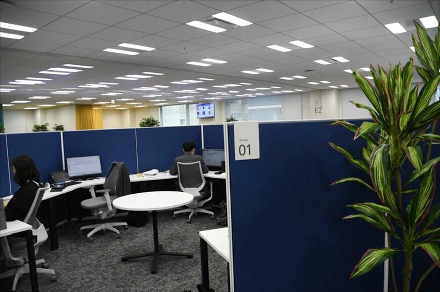 それぞれの席が外側を向いているため集中でき、かつ後ろを振り向けば気軽に会話ができる（記者撮影）