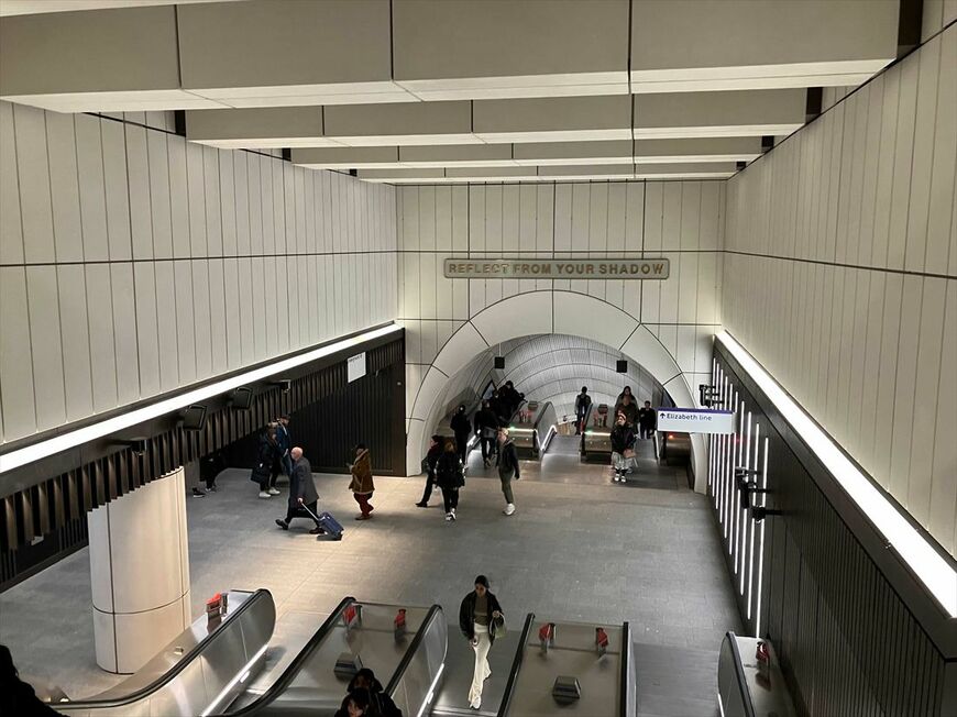 ボンドストリート駅の通路（筆者撮影）