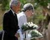 2005年6月28日、サイパンで犠牲者の冥福を祈る両陛下