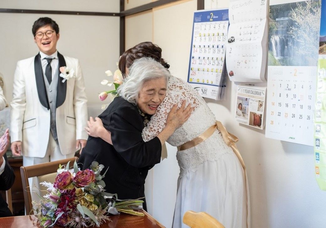 歳 余命2カ月だった彼女が最期に味わった奇跡 祖母の家で孫2人が挙げた 家族だけの結婚式 東洋経済オンライン その姿に歓喜の声を上げたのが 新郎の兄弟 ｄメニューニュース Nttドコモ