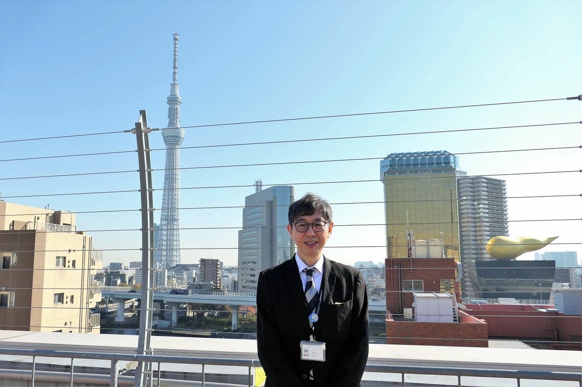 斉藤さんは屋上からの眺めがお気に入りという