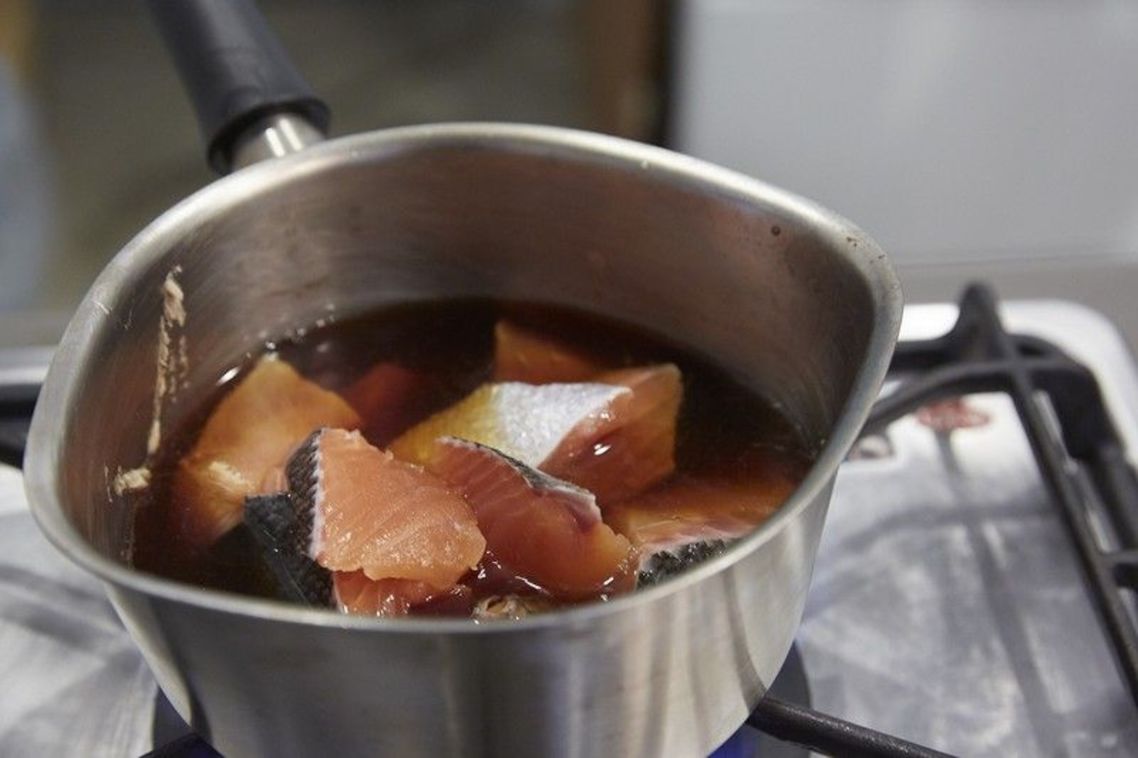 材料Bを鍋へ。ひと煮たちさせたら鮭を加え2～3分煮る