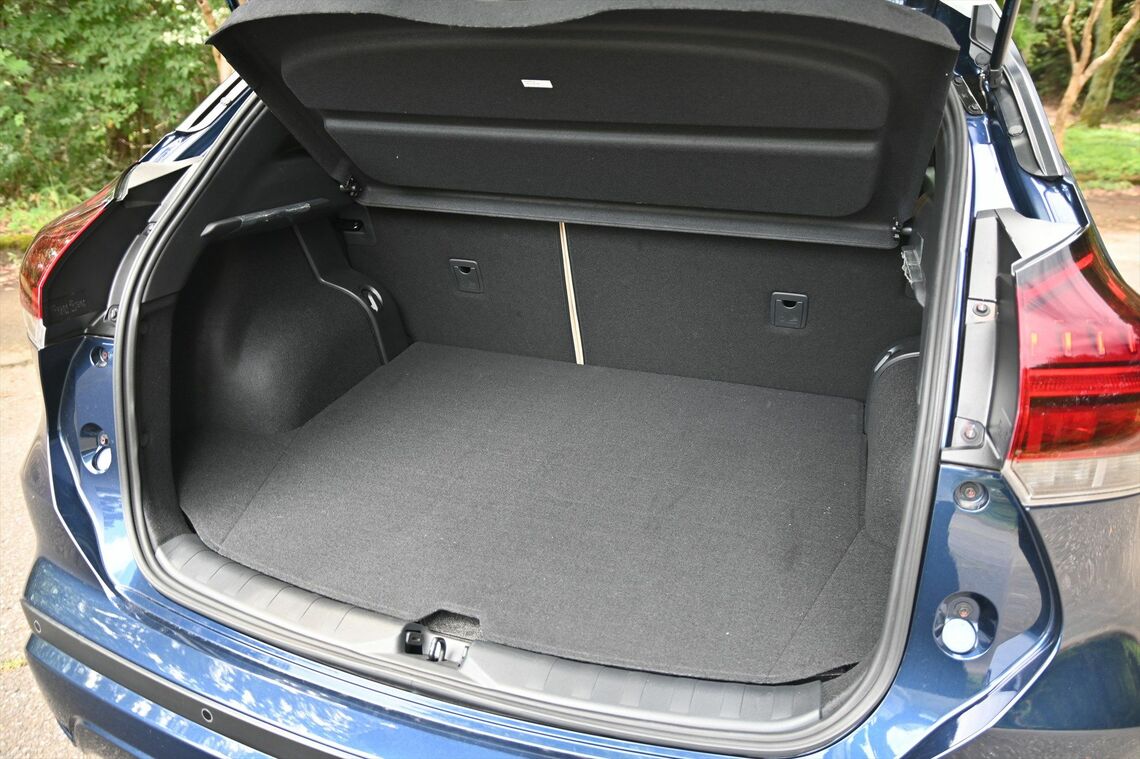 床面は少々高いが、荷室はスクエアで使い勝手がいい（筆者撮影）