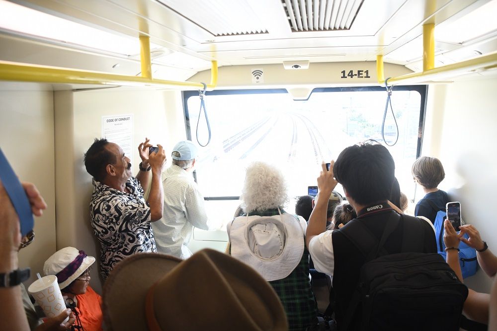 先頭の景色を写真に撮る乗客たち（記者撮影）