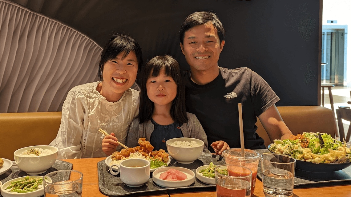 フィンランドのcafeで撮影した家族写真。「オープンにいろいろな話ができる関係は、お互いの努力が必要、そして努力できる、理解したいと思うのは、相手を尊敬して一緒にいたいからこそ」と語る三島さん（写真：三島氏提供）