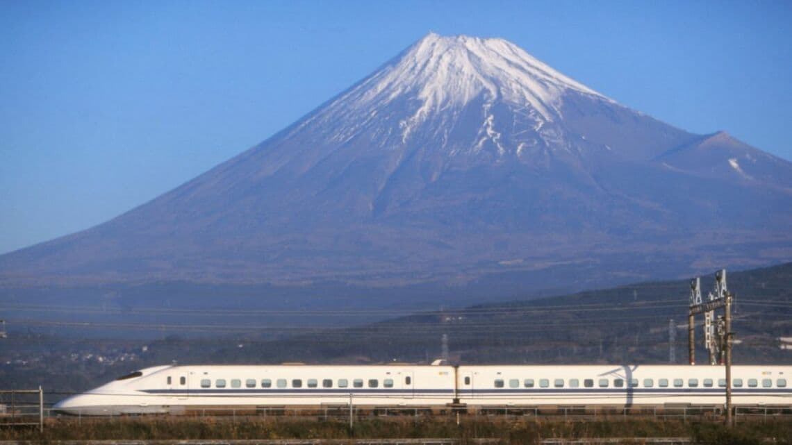 富士山をバックに走る700系「のぞみ」（撮影：南正時）