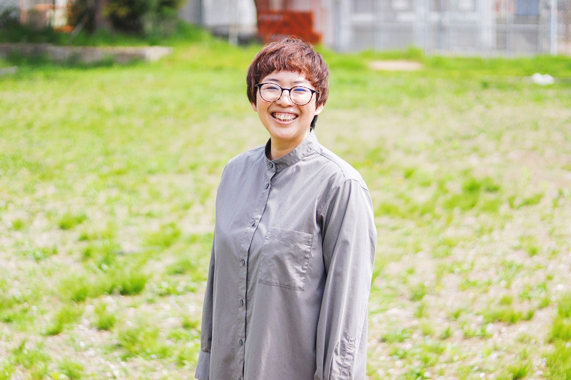 武田 緑（たけだ・みどり）学校DE&I（多様性・公正・包摂）コンサルタント／Demo代表学校におけるDE&Iをテーマに、研修・執筆企画、学校現場への伴走サポート、教育運動づくり等に取り組んでいる。フリーランスとしての活動のほか、学校DE&Iの実現のためには現場のエンパワメントが必要との思いから、全国の教職員らと共にNPO法人 School Voice Projectを立ち上げ、理事兼事務局長として活動に従事。著書・共著は『読んで旅する、日本と世界の色とりどりの教育』（教育開発研究所）、『「これくらいできないと困るのはきみだよ？」』（東洋館出版）他。大阪で社会経済的に厳しい環境に置かれる子どもたちが多く通う地域で生まれ育ったという自分のバックグラウンドもあり、若い頃から人権教育や教育格差の問題に関心を寄せてきた。同時に学生時代にフリースクール運動や国内外のオルタナティブ教育に出会う。現在は、公教育（制度内学校）に活動領域を絞り、地域の公立学校が誰も排除しない民主的でインクルーシブな場になってほしいとの思いで、仕事や活動を行っている（写真：本人提供）