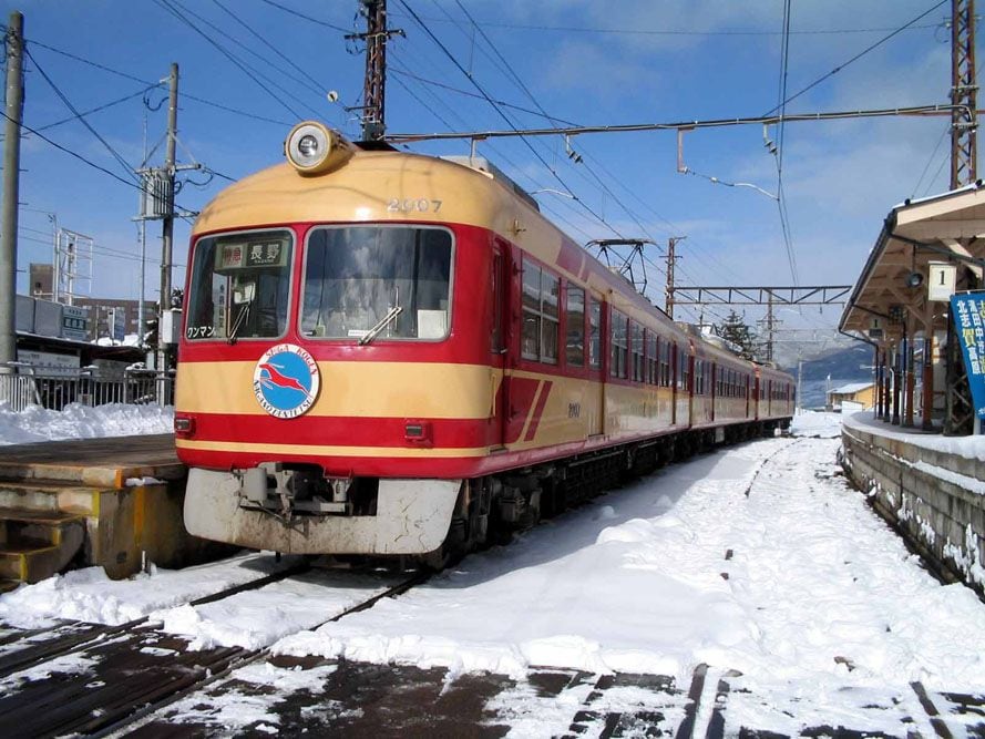 長野電鉄の特急電車2000形（筆者撮影）