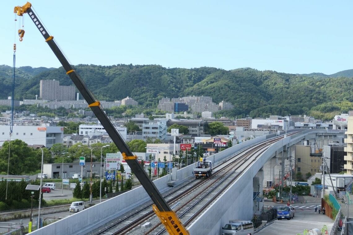 箕面萱野へ続く高架橋（記者撮影）