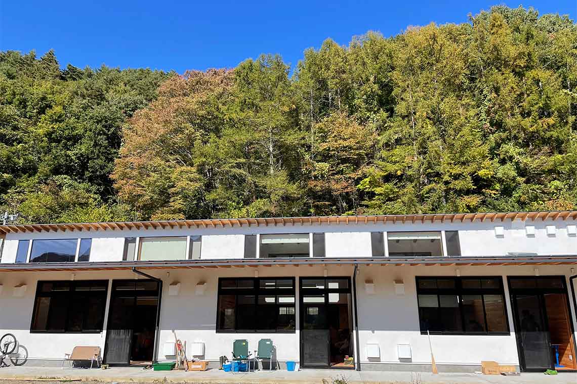 山に抱かれた自然豊かな立地。小学校とは隣同士で行き来もしやすい