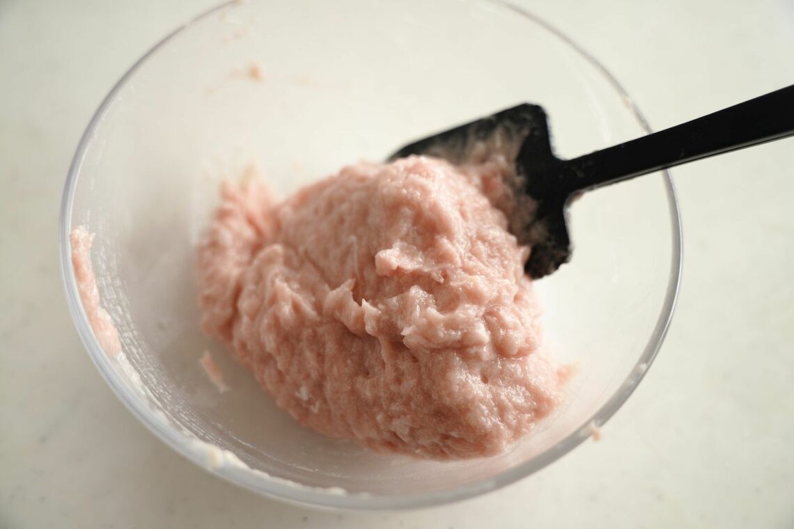 ゴムべらでまぜた鶏肉