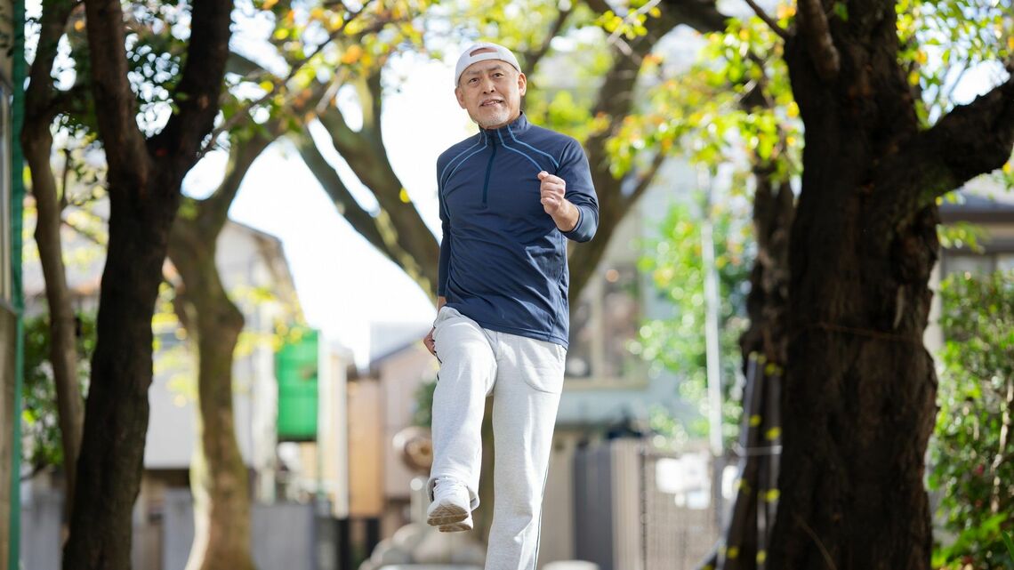 「体力低下を食い止める歩き方」の2つのポイントについて解説します（写真：Luce／PIXTA）