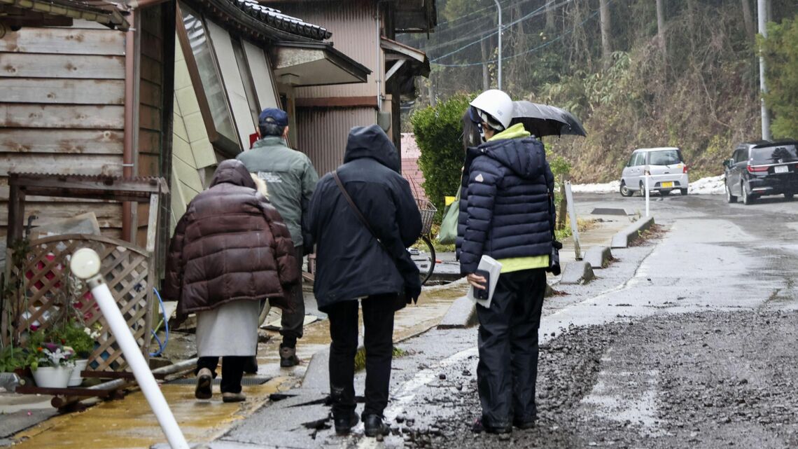 石川・能登半島地震で高台にある避難所に向かう住人たち（写真：共同通信イメージリンク）