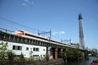 建設中の東京スカイツリーをバックに走るスペーシア
