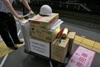 500系に積み込む非常持ち出し用備品。乾パンや水なども
