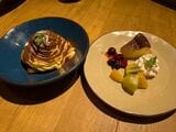 ティラミスとチーズケーキ。メインやパスタは2人で1種類を選んでシェアするが、ドルチェについては一人一皿選べるのが嬉しい（筆者撮影）