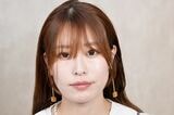 前髪のセットの仕方を解説するAYAMARさん