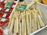 ホワイトアスパラガスが、今年初お目見えのタイミングだった(筆者撮影)