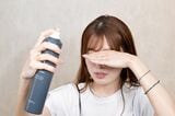 前髪のセットの仕方を解説するAYAMARさん
