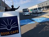 BOOK CAFEの先で手をあげ、CiKoMAに停車の指示を出している様子（筆者撮影）