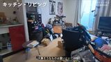 リビングにもモノが大量に置かれている（画像：「イーブイ片付けチャンネル」より）