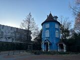 ムーミンバレーパークまでは駅からバスが出ている。ゆったりとした北欧の雰囲気がただよう（筆者撮影）