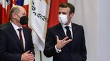欧州理事会でショルツ独首相（左）と話すマクロン大統領。2022年は2人が協力してEUをリードするのか（写真：Bloomberg)