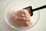 ゴムべらでまぜた鶏肉