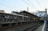 2018年3月に本線を走行した際は茨木駅にも 多くの鉄道ファンが詰めかけた（筆者撮影） 