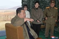 金正恩氏がミサイル試射に“娘"を帯同した理由 北朝鮮｢代を継いで｣自衛力を高めるという意志か