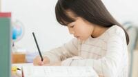照明は白？暖色？子供の集中力は環境で変わる