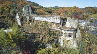 放置された"岩に抱きつく廃墟"大逆転の再生物語