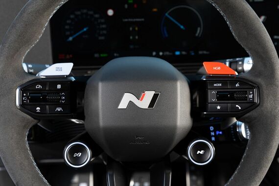 2つの「N」ボタンがつくステアリングホイール（写真：Hyundai Mobility Japan）