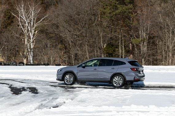 筆者による雪上での試乗シーン
