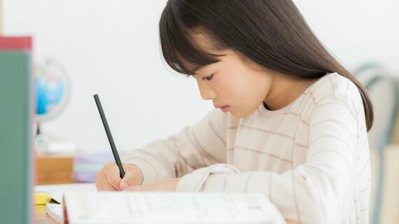 勉強をする女の子