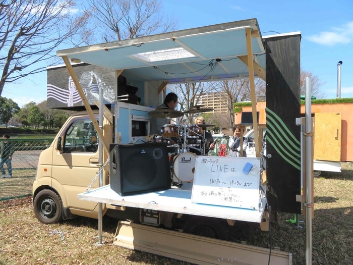軽トラの荷台がライブの会場。実際に演奏も行われた