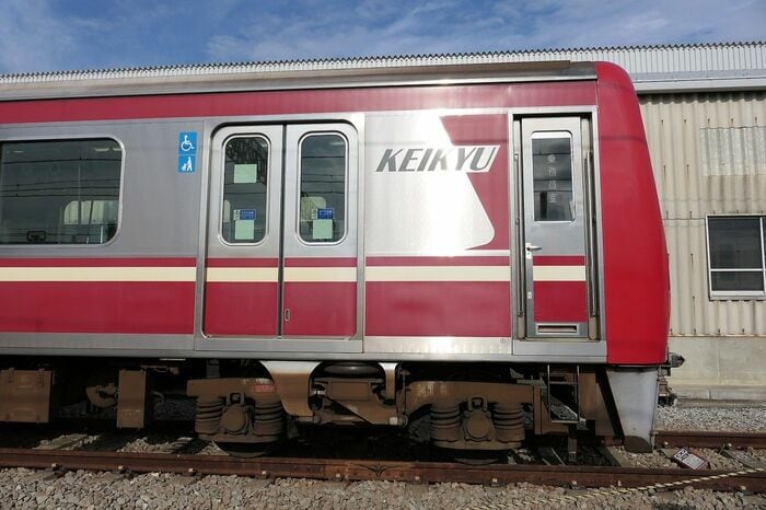 シルバーに輝くステンレスの車体