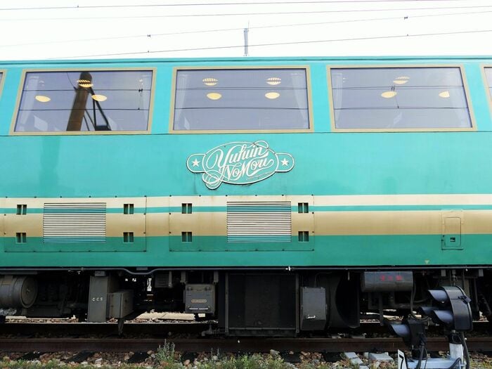 窓枠や側面の金色のラインが高級感を出している