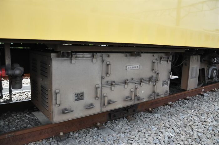 ブレーキなどの空気を供給する空気圧縮機。新型に交換した