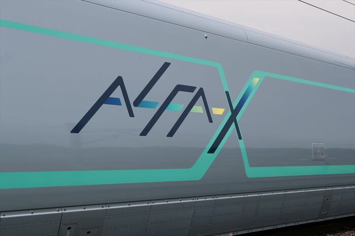 5号車側面の「ALFA-X」ロゴ