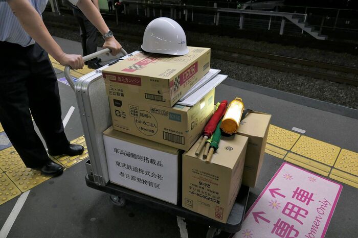 500系に積み込む非常持ち出し用備品。乾パンや水なども
