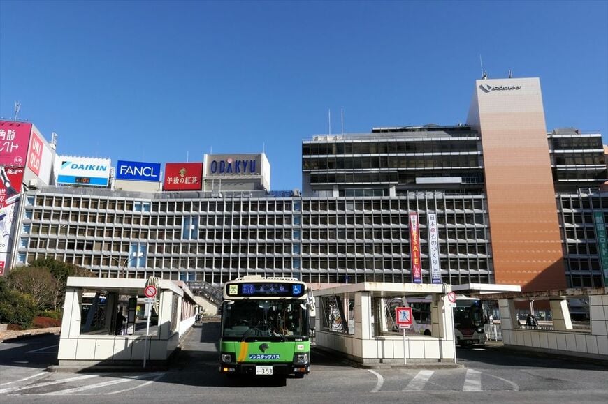 西側にはバスターミナルが広がっている（記者撮影）