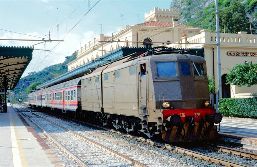かつてのイタリア鉄道の列車。E.636形電気機関車が牽引する近郊列車＝1999年（撮影：橋爪智之）